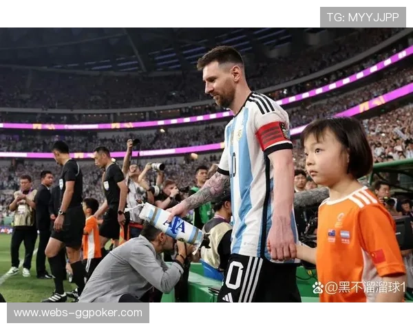 尼科·帕斯远射破门后指天庆祝，献给刚出生的女儿