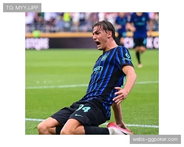 特写:萨内赛后主动与国米旧将恰尔汗奥卢交换球衣